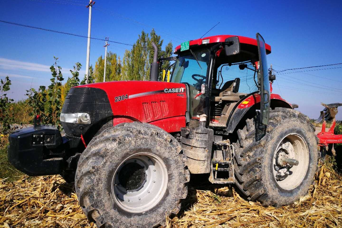 凯斯2304拖拉机带贝松125米超大间距四铧犁挑战玉米秸秆地