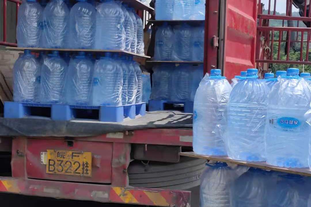 一次性桶装水装车现场实拍图