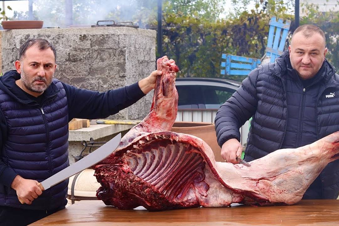 俄罗斯大佬处理半头熊做烤熊排大口吃肉手里的牛肉瞬间不香了