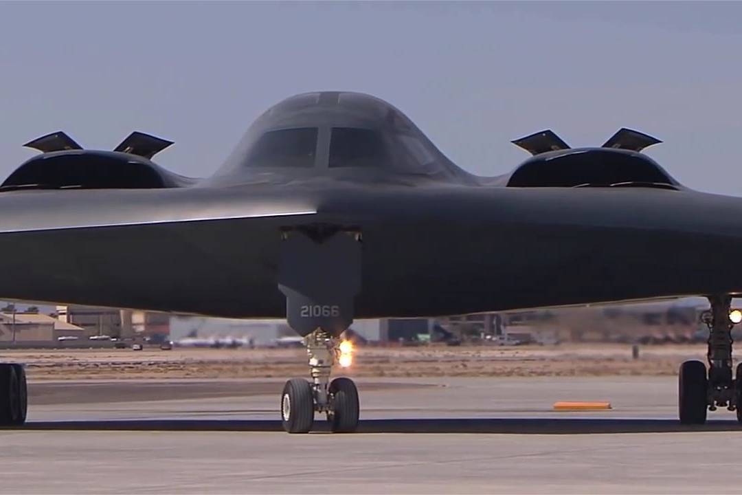 实拍b2幽灵隐身轰炸机驶出机库快速滑跑升空出勤