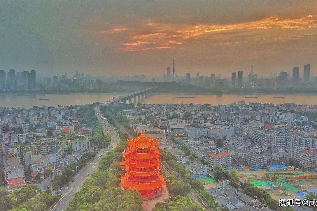 航拍龟蛇锁大江晚霞