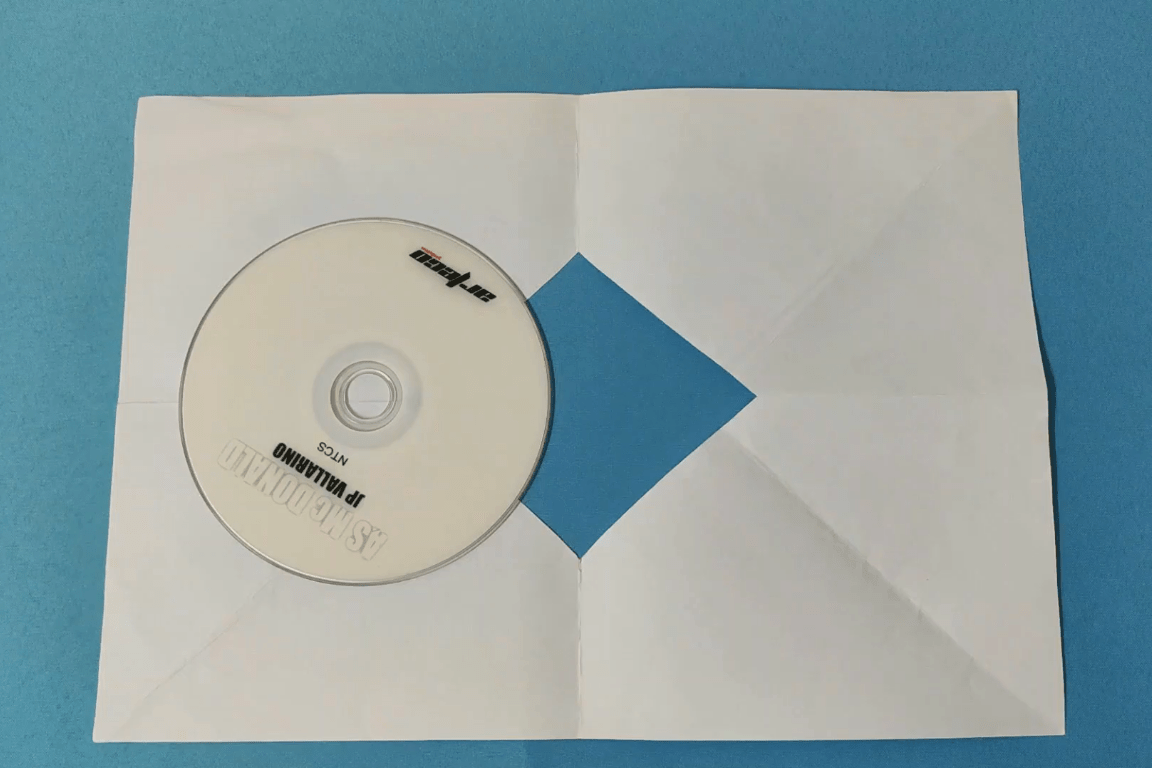 如何让光盘穿过纸上的小洞纸不能损坏你能想到方法吗