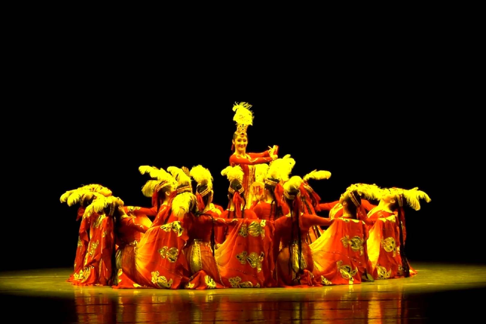 维吾尔族女子群舞石榴红了中央民族大学舞蹈学院