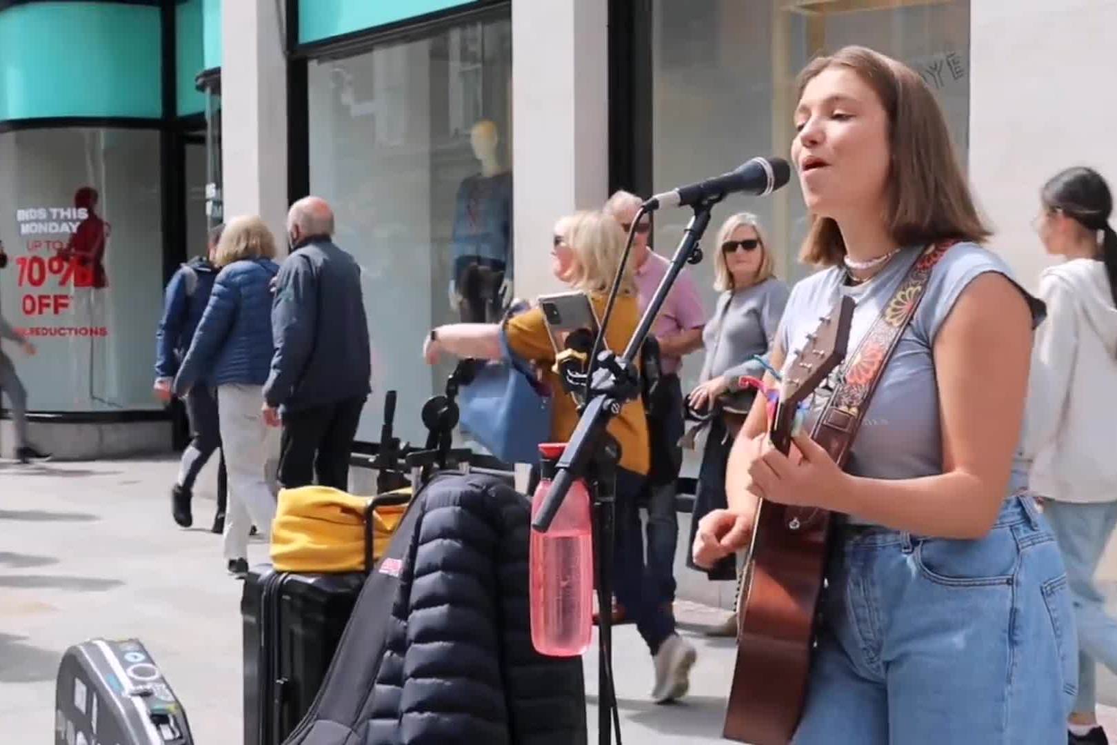 国外街头美女唱歌周围陌生人驻足聆听唱到最后一句大家沸腾了