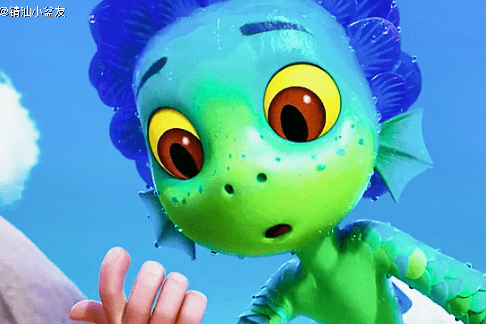 小海怪偷偷到人类世界玩耍碰到水会现出原形百般隐藏