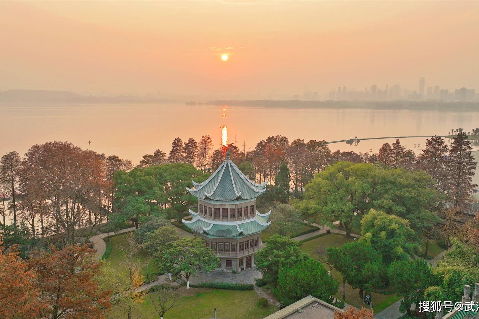 航拍东湖湖光阁初冬晚霞