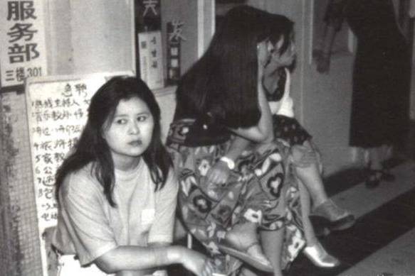 “片中”老照片：清末旗人勋贵家就餐的一幕，90年代3位正坐在店前的女子