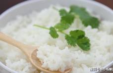 饭店员工说漏嘴：米饭直接蒸就错了，多加2样，米饭粒粒香甜饱满