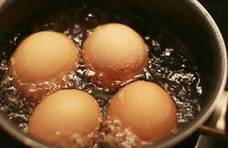 煮鸡蛋，别再加盐了！换成“它”，鸡蛋口感鲜嫩，蛋壳易剥就脱落