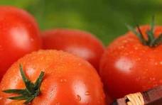 买西红柿时，碰到3种西红柿转身就走，菜贩子自己都不吃！