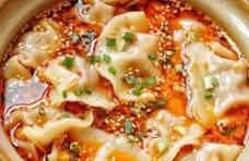 制作酸汤水饺的时候，该如何调制酸汤呢？