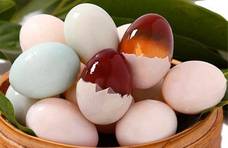 爱吃皮蛋的人要注意了，皮蛋其实分为黄色和黑色，哪个更有营养？增加知识
