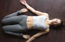 瑜伽教程：一个简单动作，帮你消除腿部赘肉，展现细长美腿！