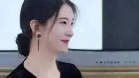 170cm最美女教师，人称“小刘亦菲”却被家长怒骂：你不配当老师！