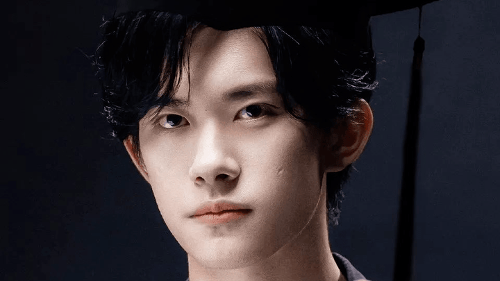 易烊千玺大学毕业，毕业照帅吗？