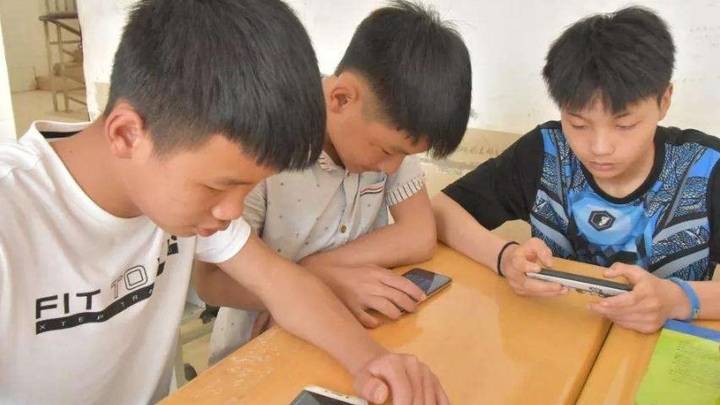 14岁女孩痴迷手机，连续玩81小时险猝死，是游戏背锅吗？