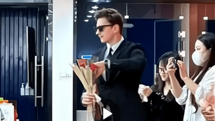 公司请外国男模给女员工送花过节，你怎么看？