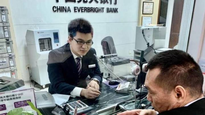 银行将存款人的800元打成800万，储户把钱花光，该由谁负责？