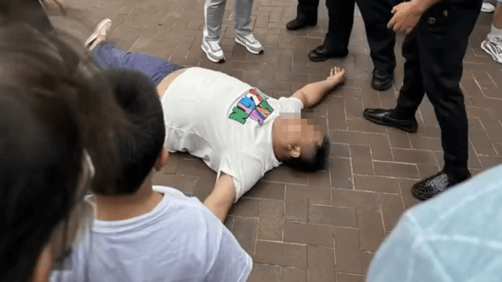 你支持迪士尼禁止在非吸烟区吸烟男子再次入园吗？