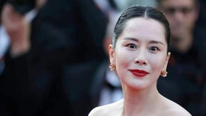 你觉得海清一袭修身黑丝绒礼服显得矜贵优雅吗？