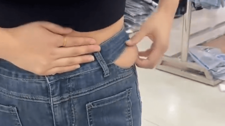 你买衣服的时候更在意谁的意见？老板劝顾客别买了实在夸不下去了