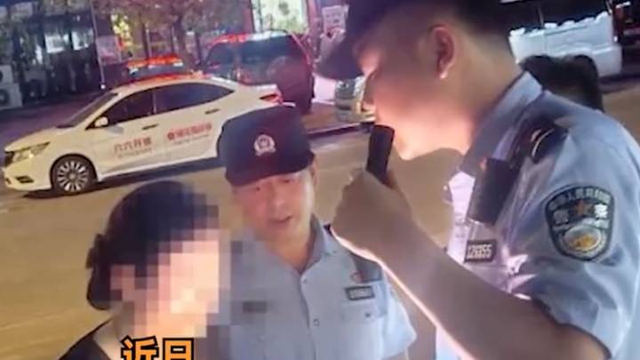 黄金店员误将19件黄金耳饰当废品赠送拾荒老人，是故意的吗？