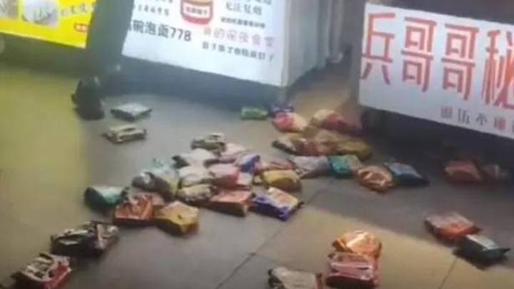 小伙被嘲买不起泡面，一怒全买下再摔地上，是忘了反食品浪费法吗？