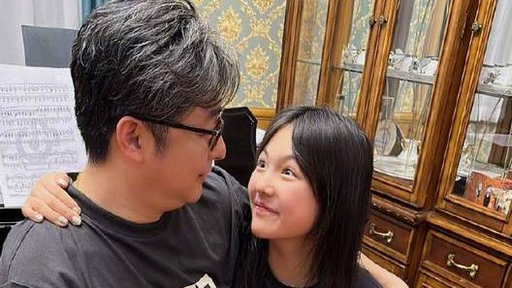 王岳伦新恋情疑曝光，带金发美女观看演唱会，你期待吗？