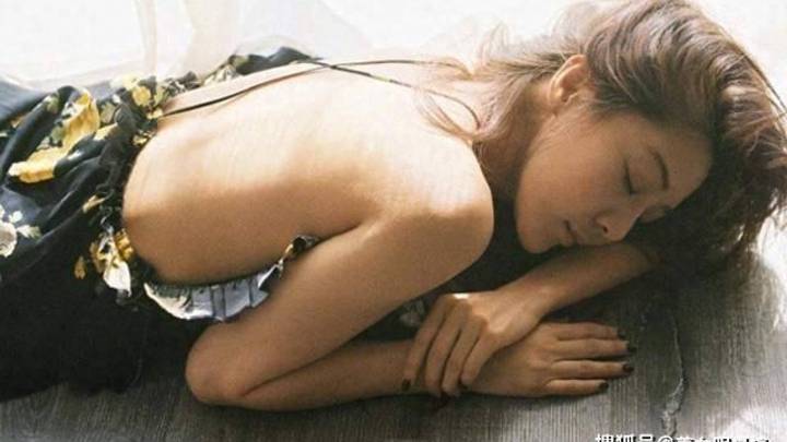 38岁邓家佳晒自拍照，是低估了姐姐的身材吗？