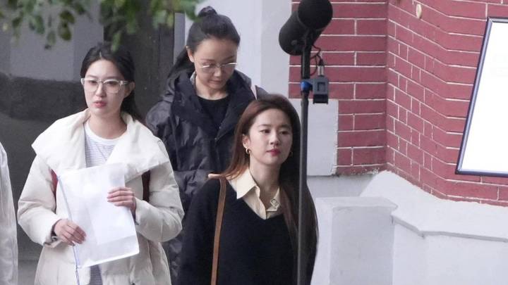 刘亦菲新剧校园路透图曝光，是不是穿开叉小短裙青春靓丽？