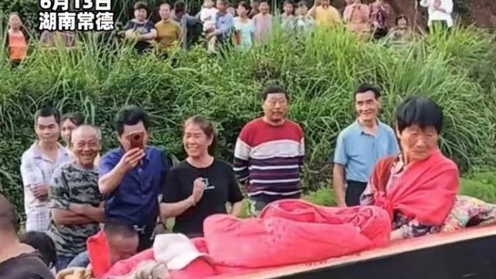 湖南九旬独居老太花十万元打活葬，这次搞了，你觉得可惜吗？