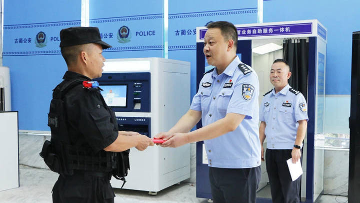 泸州古蔺辅警洪水中托举营救被困小女孩，获记个人一等奖，你怎么看？