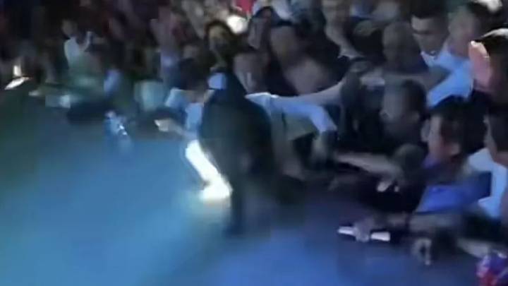 表演途中，女歌手被男观众拉下舞台摔倒，男观众为何做出如此行为？