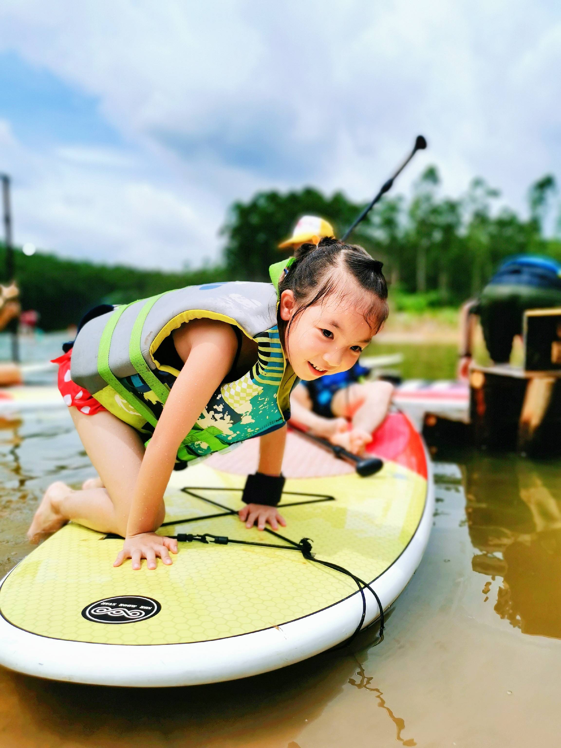 块板子,一只桨,儿童节每个孩子都是航海王,水有让孩子欢乐的魔力_桨板