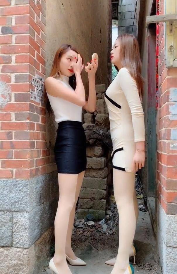 滴滴师傅:从巷子里接了两个化浓妆的小姐姐,要去买菜