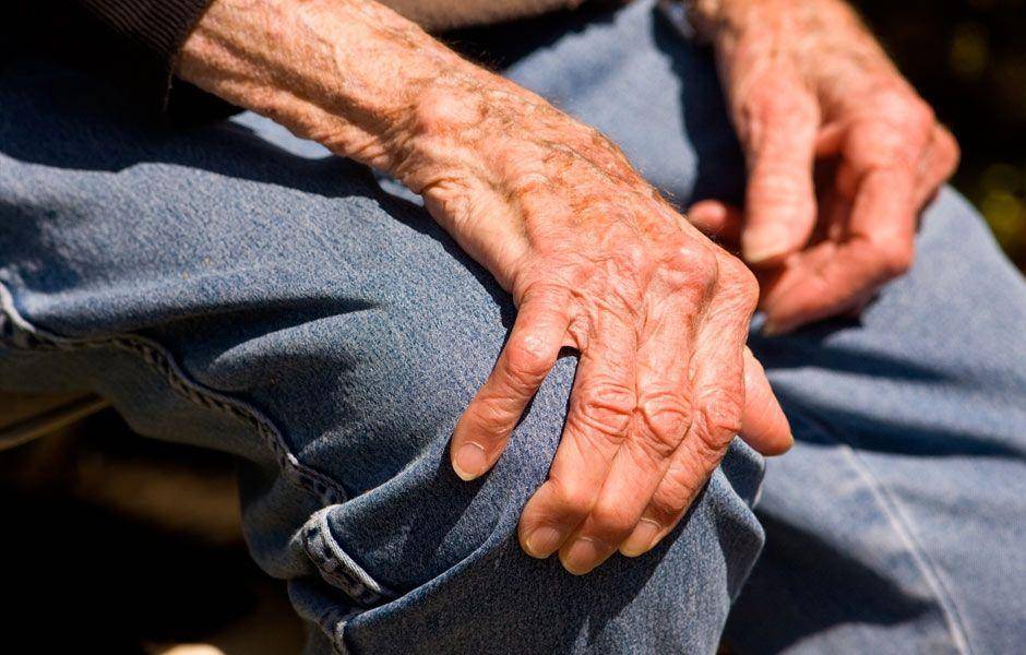 狐大医 | 我国超六成帕金森患者未接受治疗!6个症状帮你早期识别帕金森病