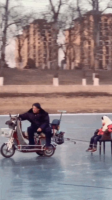 图片[1]-GIF搞笑段子：大爷，你这娃溜的可以，骑车带娃溜冰。-妖次元