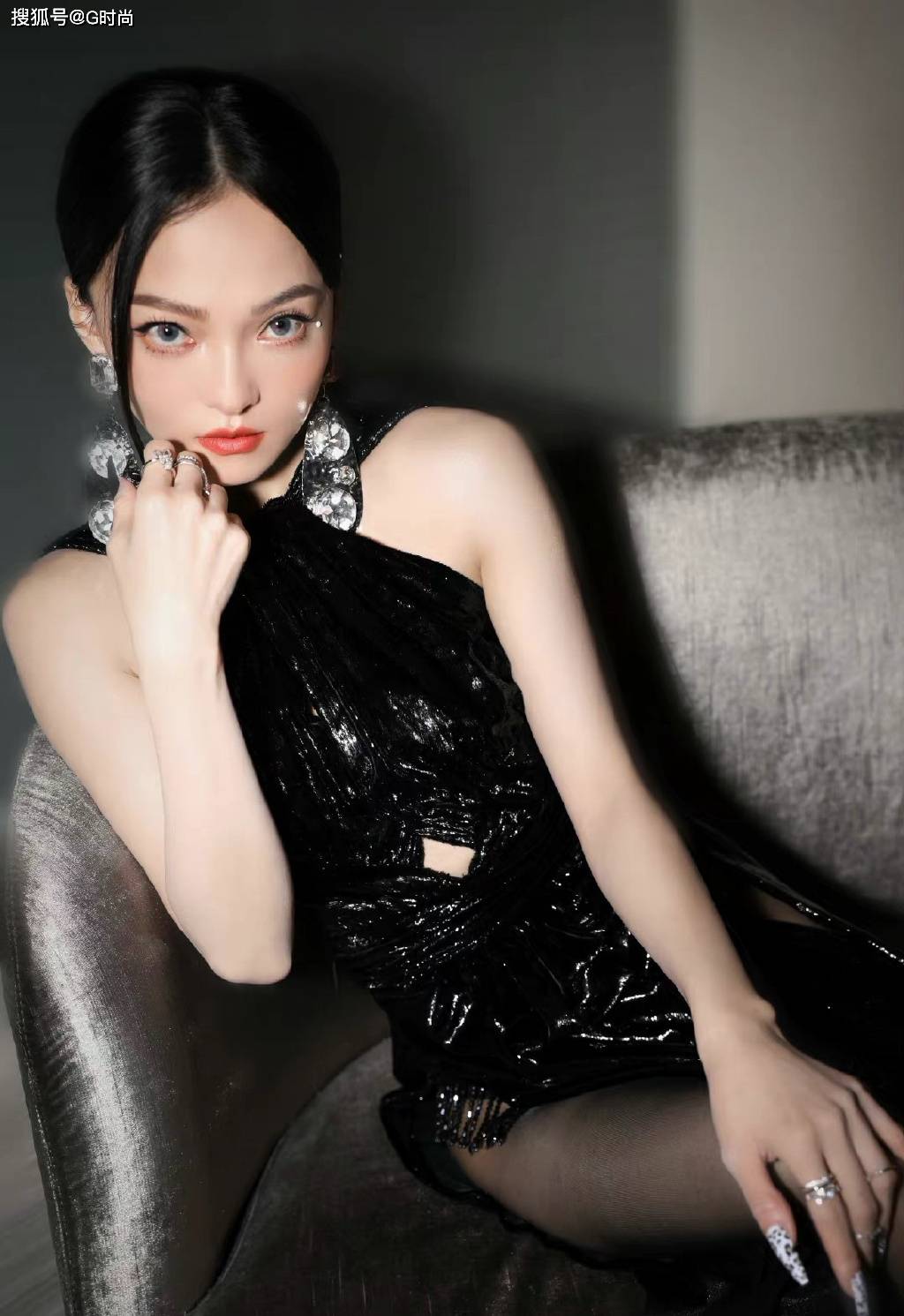 张韶涵身穿黑色亮片高开叉长裙,尽显冷艳高贵气质
