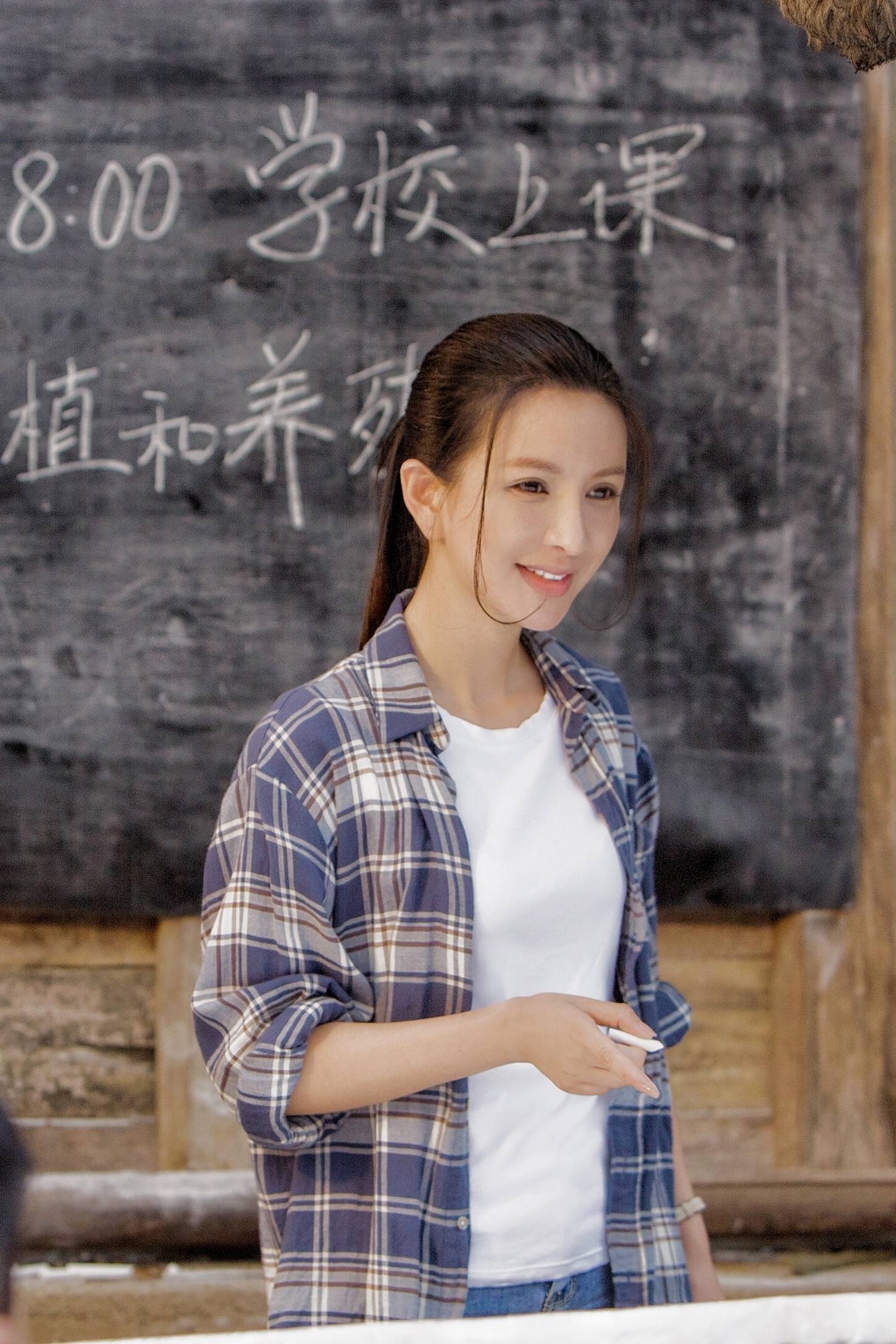 电影《月照秋河》今日上映 班嘉佳演支教老师致敬乡村基层工作者