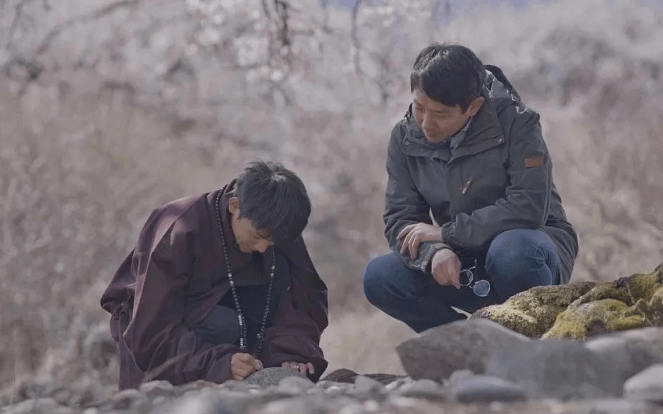 丁真和老板亲密合照真正的亦师亦友是老板也是人生导师