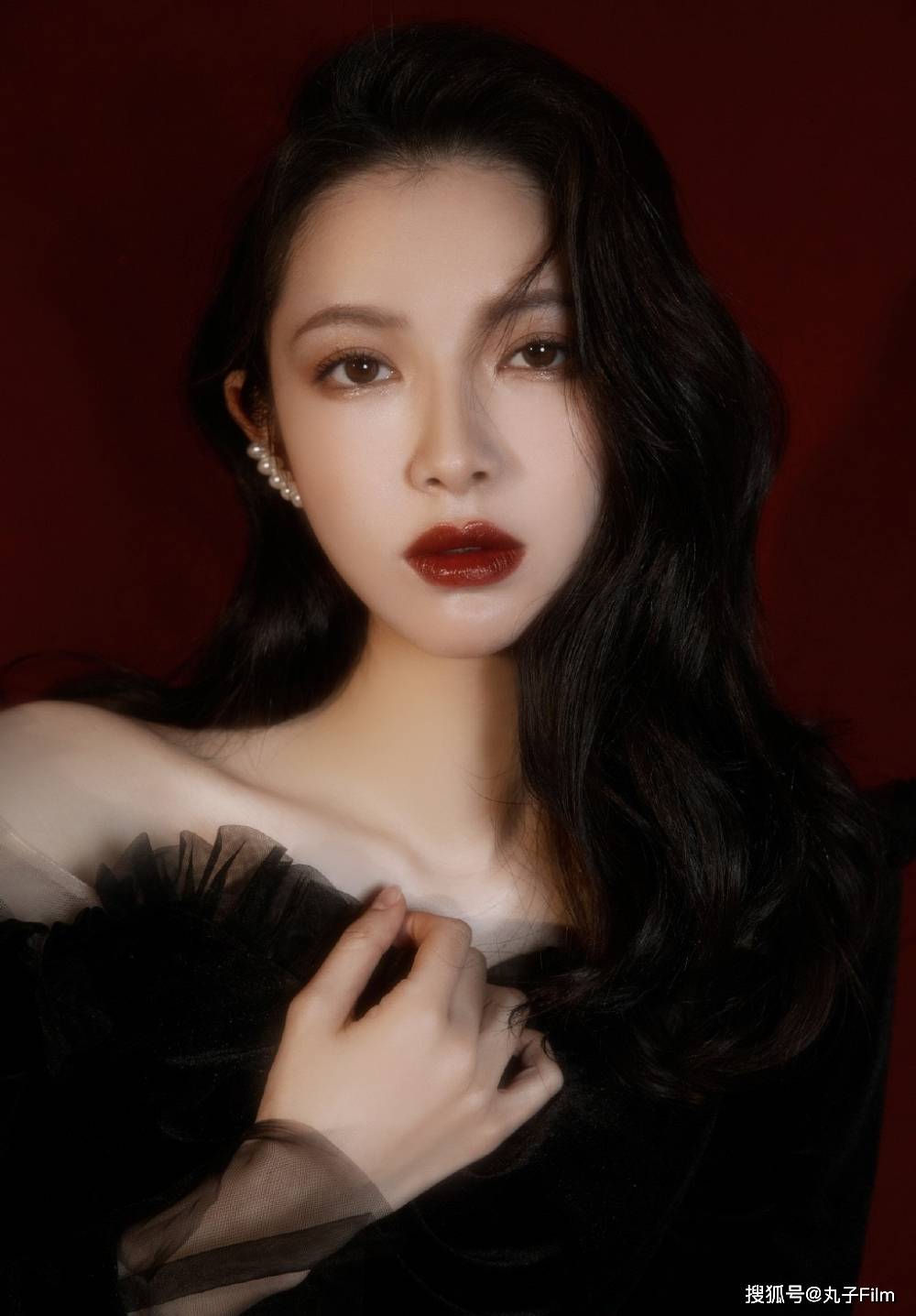 性感美女时尚写真:气质小姐姐黑色连衣裙身材完美小露香肩,养眼迷人!