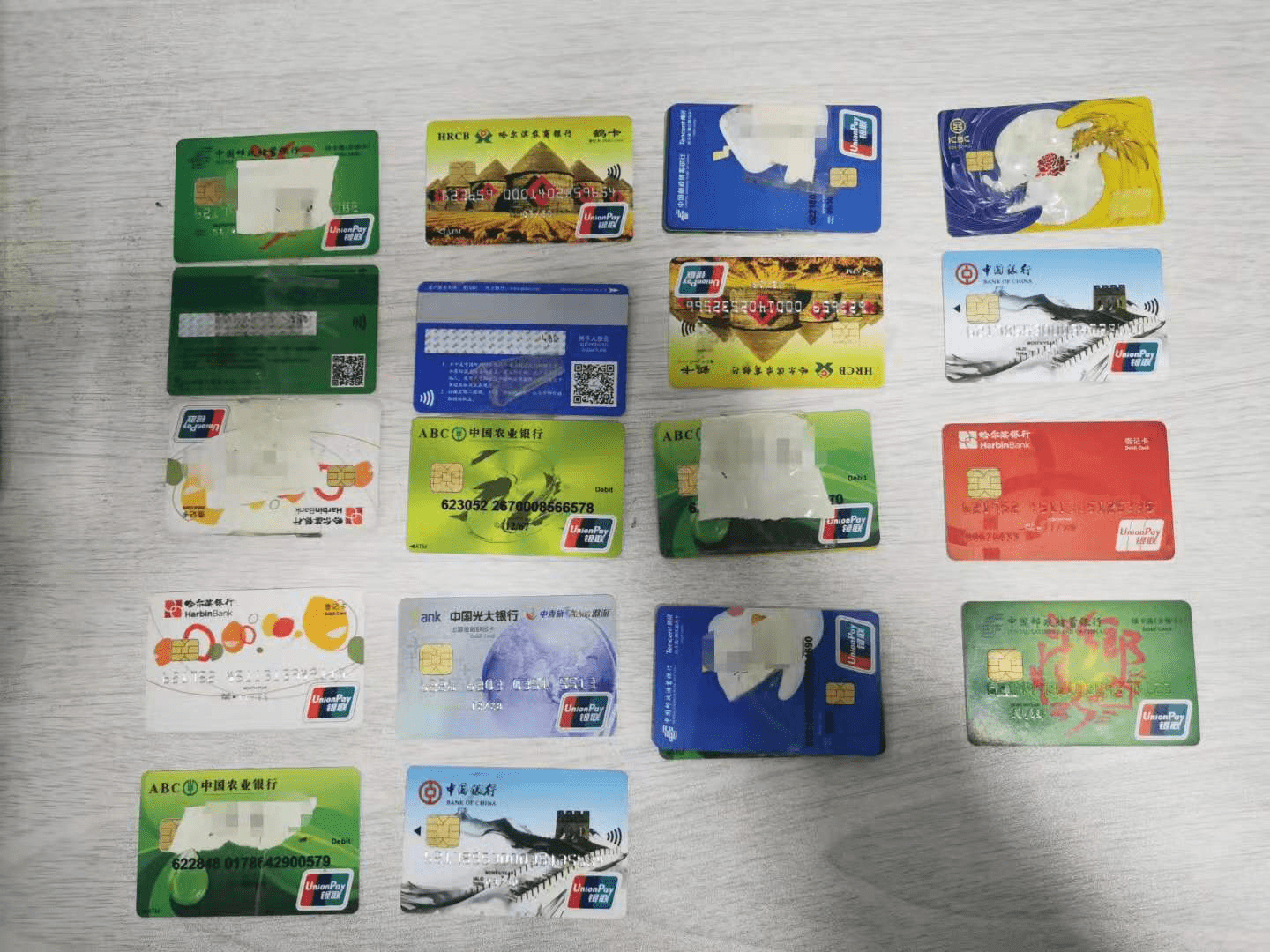 2月9日和10日,侦查员相继在道外区某银行门前以及某公司内将陈某冬