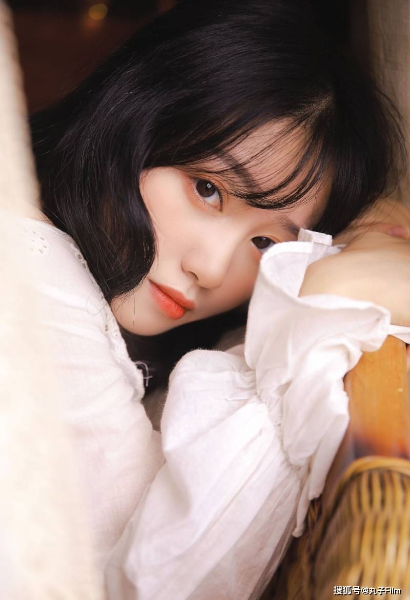 性感美女时尚写真邻家女孩漂亮脸蛋精致侧颜清纯甜美可爱迷人