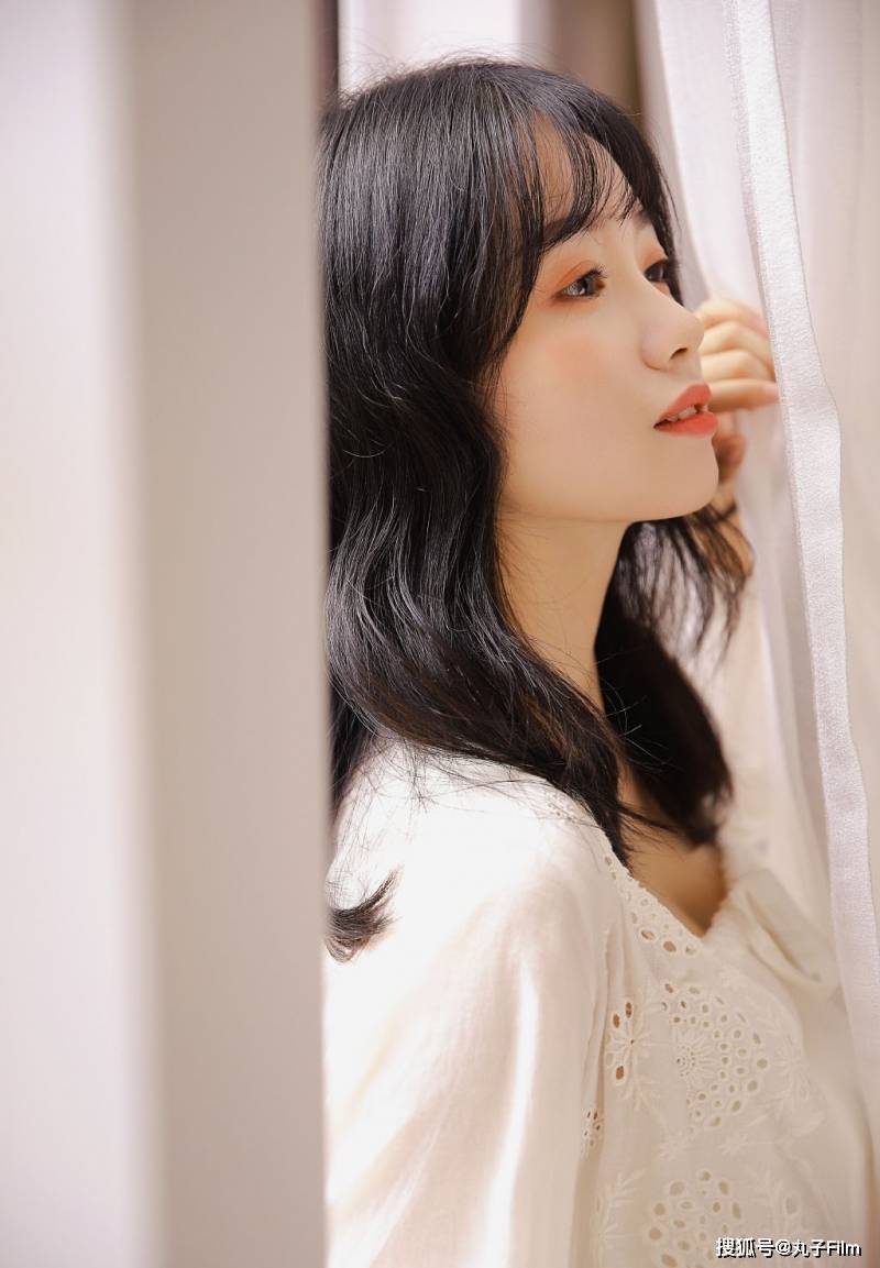 性感美女时尚写真邻家女孩漂亮脸蛋精致侧颜清纯甜美可爱迷人