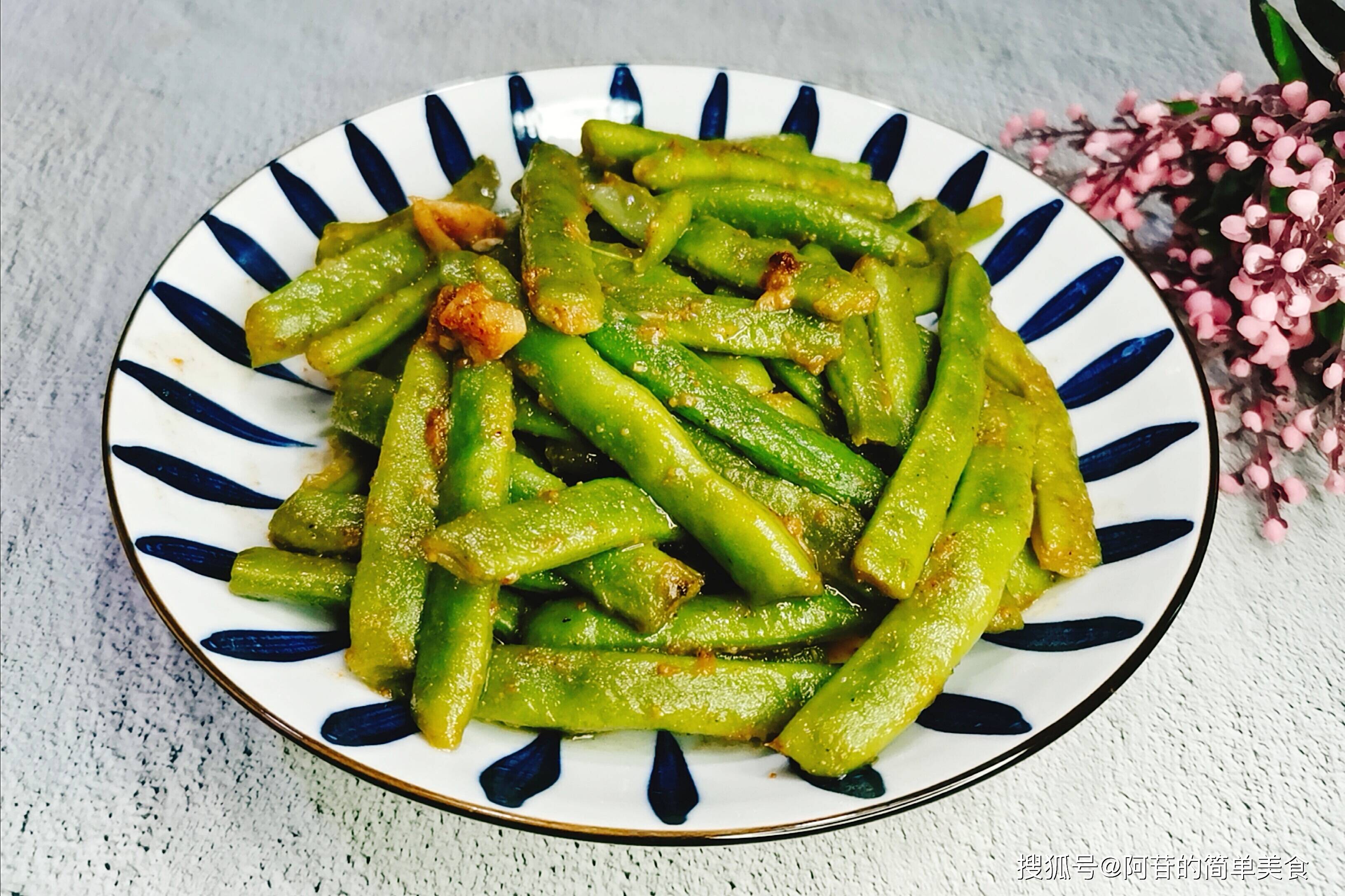 四季豆中加点儿沙茶酱,就会有浓郁的海鲜味,很棒的做法