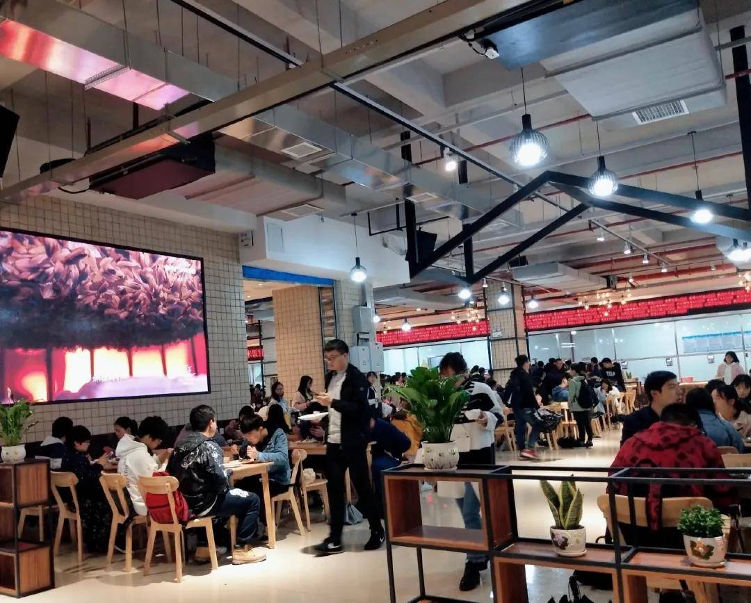 有湘潭大学学生开始琢磨,要怎么避开高峰期,吃到五食堂的饭?