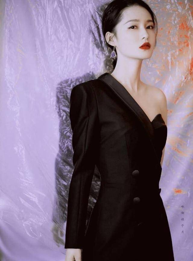 李沁身材有多好穿西装裙一半帅气一半妩媚一般人穿不来