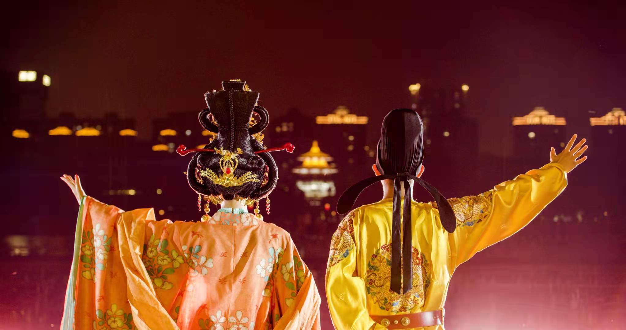 五一期间,大唐芙蓉园联袂陕西历史博物馆共同打造的"曲江花月夜"汉服