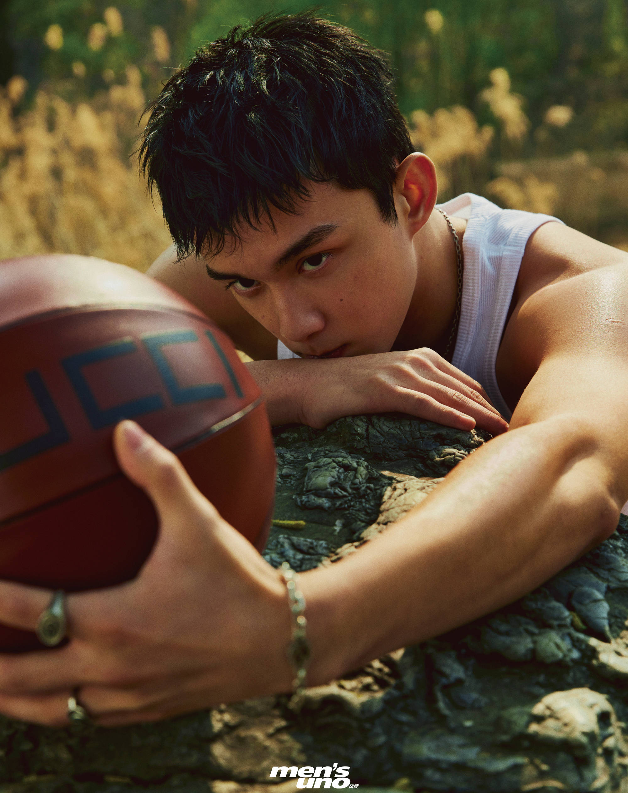 吴磊登杂志五月刊封面 展现热血少年的肆意青春