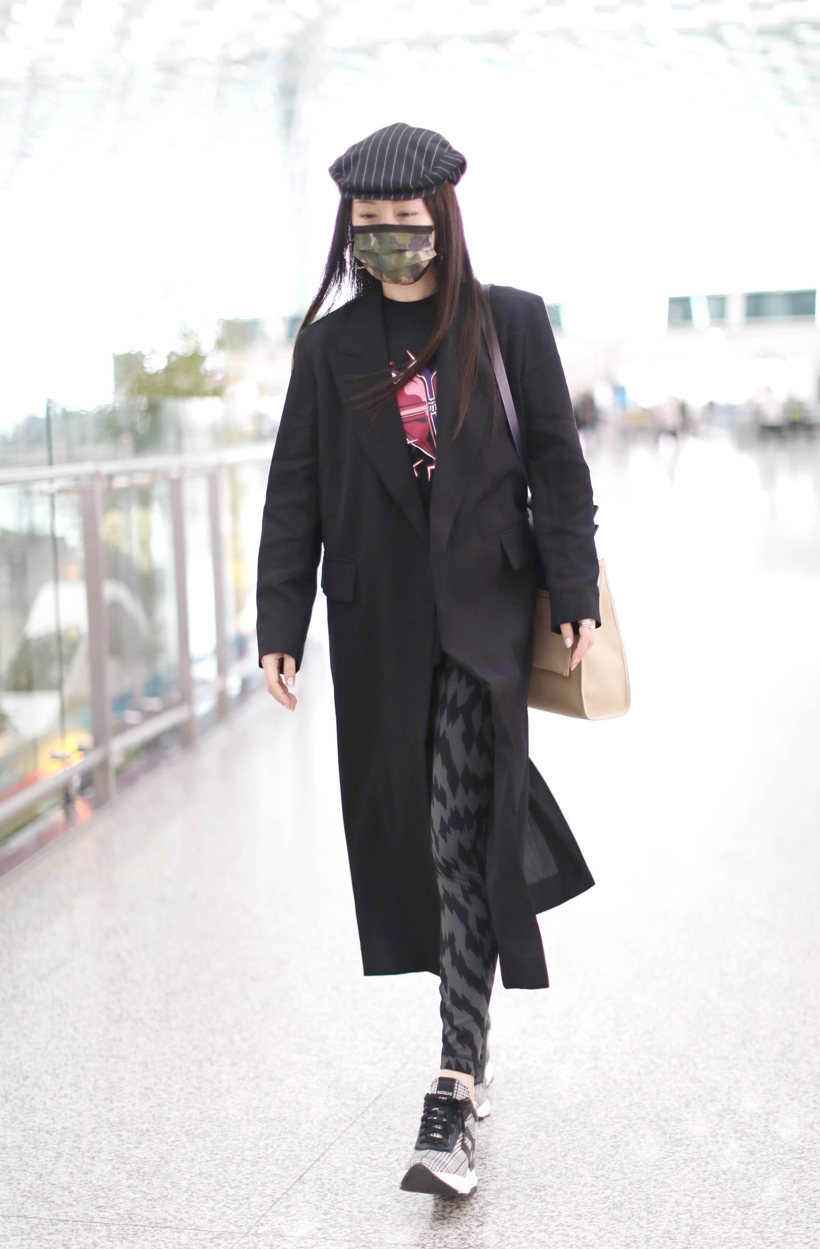 杨钰莹“浪姐”成团后首现身 歪头比耶女神也俏皮-搜狐大视野-搜狐新闻